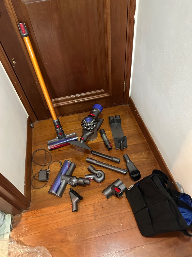 Dyson V8 Absolute vacuum cleaner with wall holder and carry bag and 10