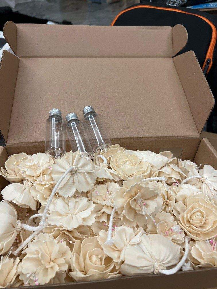 FOC Diffuser Set (Category: Home Fragrance) located in Singapore. Submitted by oldisgoldindeed (Listing ID 1245737506, Image 3). Description: Glass bottles, reeds & flowers + small plastic containers. Gifting 4 sets away Pick up at Sengkang West Way or courier + $4.30.