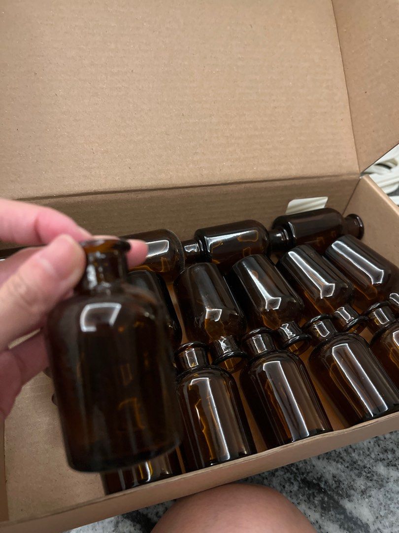 FOC Diffuser Set (Category: Home Fragrance) located in Singapore. Submitted by oldisgoldindeed (Listing ID 1245737506, Image 2). Description: Glass bottles, reeds & flowers + small plastic containers. Gifting 4 sets away Pick up at Sengkang West Way or courier + $4.30.