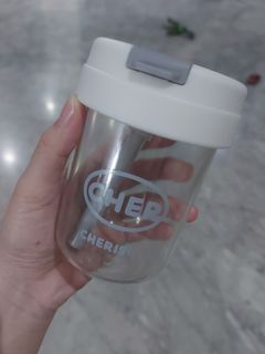 Gelas minum sedotan
