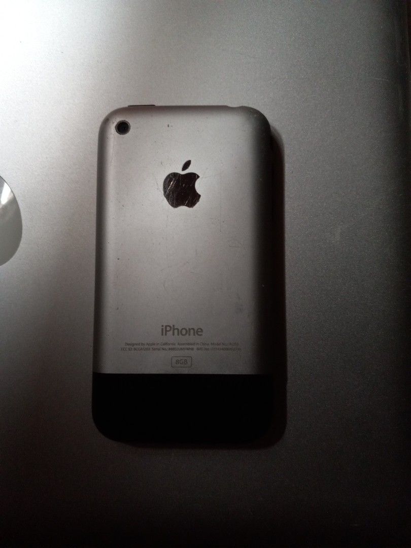 Iphone 2g (collectors item) 8gb (Category: Others) located in Manila. Submitted by freespace01 (Listing ID 1245611540, Image 2). Description: authentic iphone 2g 8gb for collectors only it has scratches and small dents but overall there is no defect or anything wrong. everything is working rfs need some money.