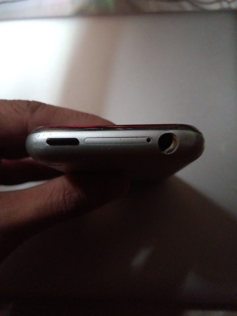 Iphone 2g (collectors item) 8gb (Category: Others) located in Manila. Submitted by freespace01 (Listing ID 1245611540, Image 3). Description: authentic iphone 2g 8gb for collectors only it has scratches and small dents but overall there is no defect or anything wrong. everything is working rfs need some money.