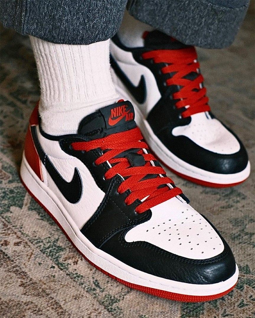 Jordan 1 black toe red laces hotsell