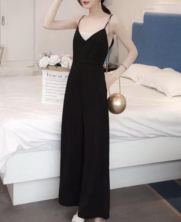 Jumpsuit Hitam Fesyen Wanita Pakaian Wanita Jumpsuits Di Carousell