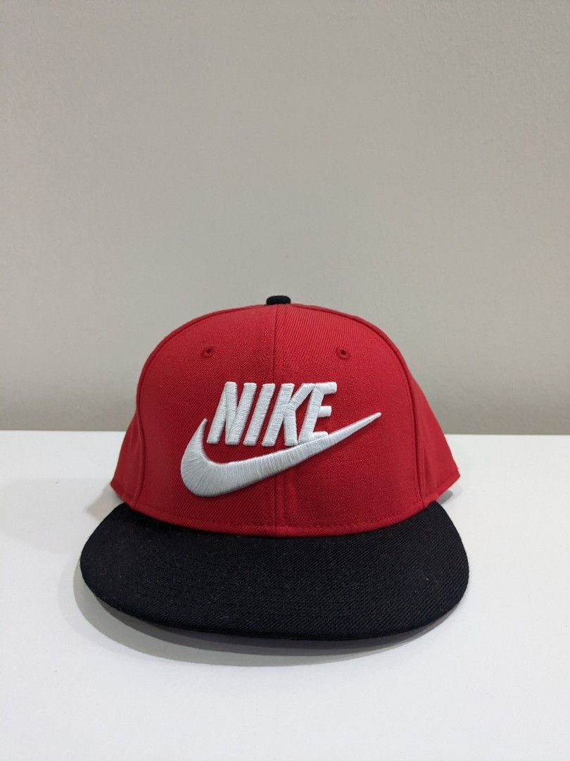Red and sale black nike snapback
