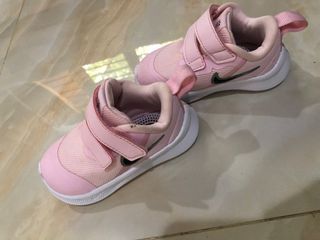 Sepatu Nike bayi