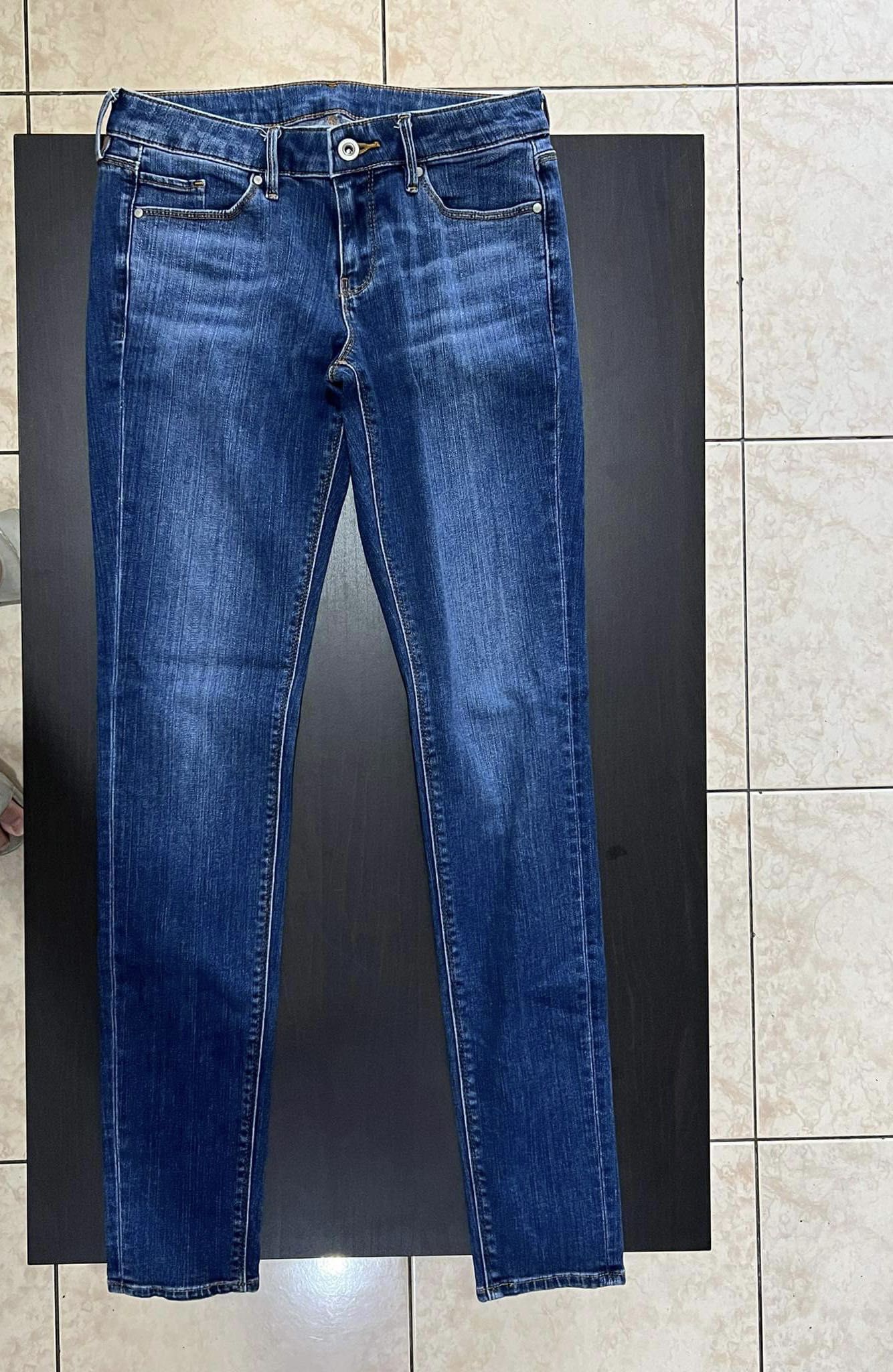 Uniqlo Skinny Jeans (Category: Jeans) located in Paranaque City. Submitted by shopierre (Listing ID 1245758770, Image 1). Description: Size 24 (61cm) 2 shades available see other post.