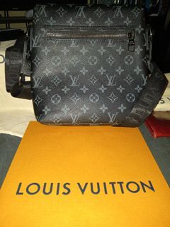 Unisex Louis Vuitton messenger bag