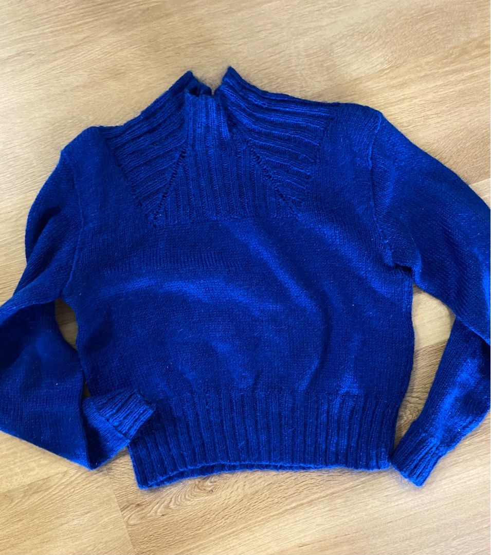 Winter pullover (Category: Coats, Jackets and Outerwear) located in Subang Jaya. Submitted by sllimroberts (Listing ID 1245693619, Image 1). Description: Medium size lady.