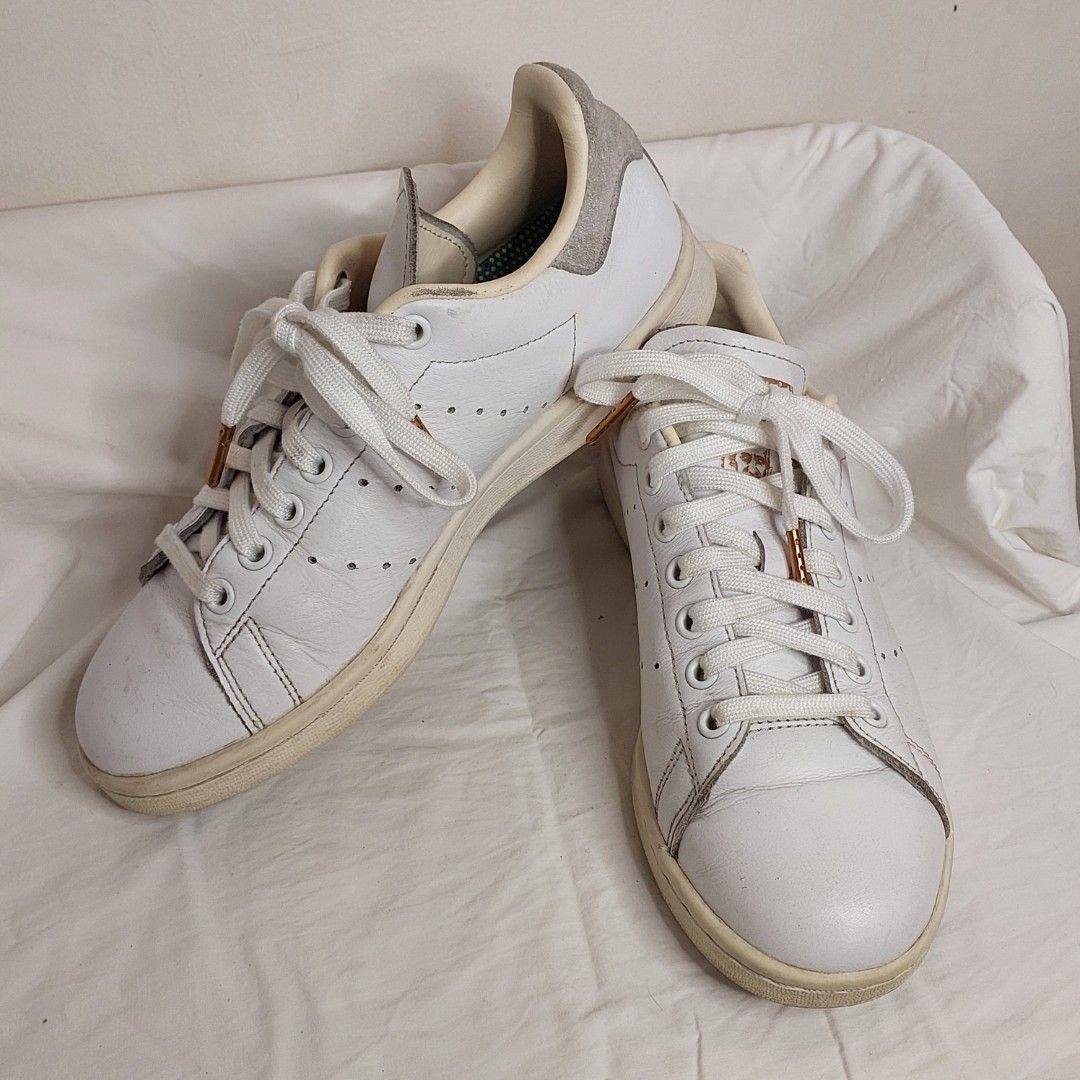 Rose gold 2025 adidas tennis shoes