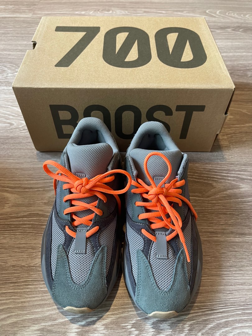 Yeezy 700 shoe box top
