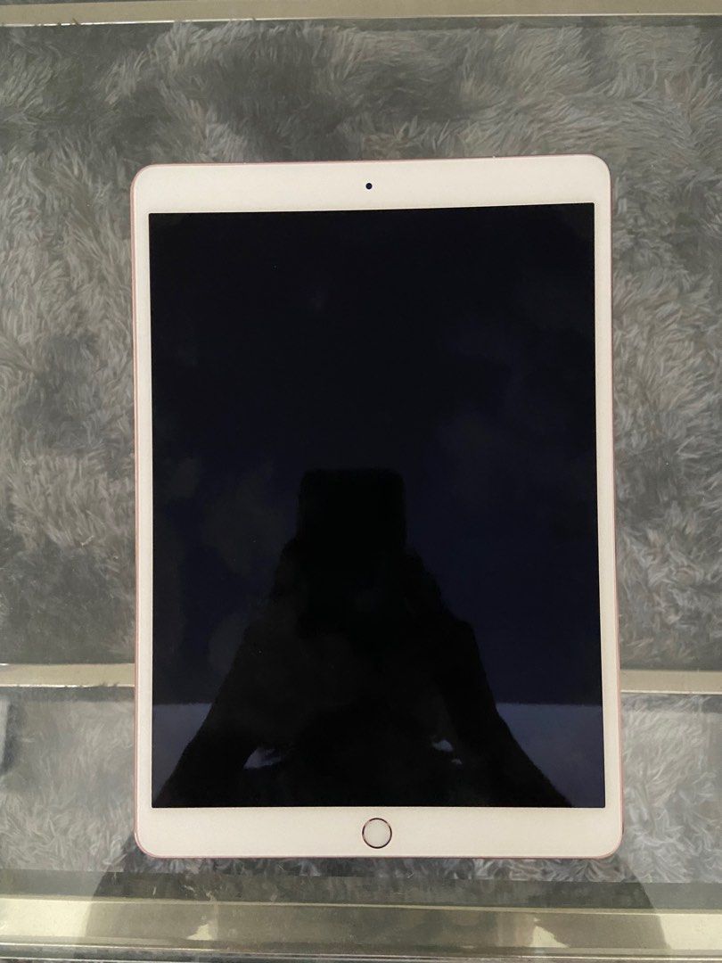 APPLE IPAD PRO 9.7 2016 (Category: iPad) located in San Fernando. Submitted by rheimus2002 (Listing ID 1245915147, Image 1). Description: For sale iPad Pro 2016 with sim card slot rose gold .. no scratch or dents looks new ( flawless ) few times use only.. left charger & box in Australia ( naka stock lang dito sa house ) Issue: won’t turn on.. don’t know why..i think need to reset or restart sa laptop.. don’t have time to fix it For faster transa