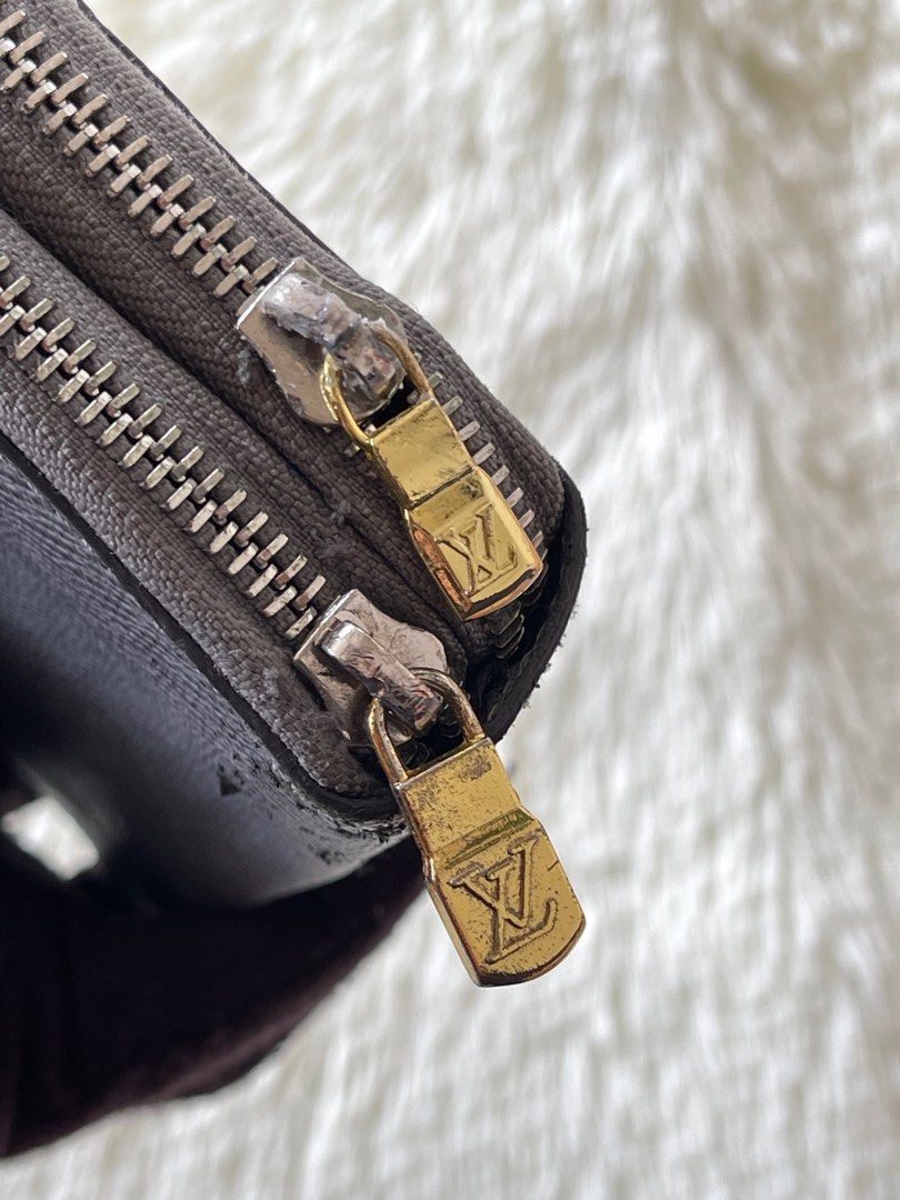 Authentic Louis Vuitton Taiga Zipper Wallet Purse, Women's Fashion