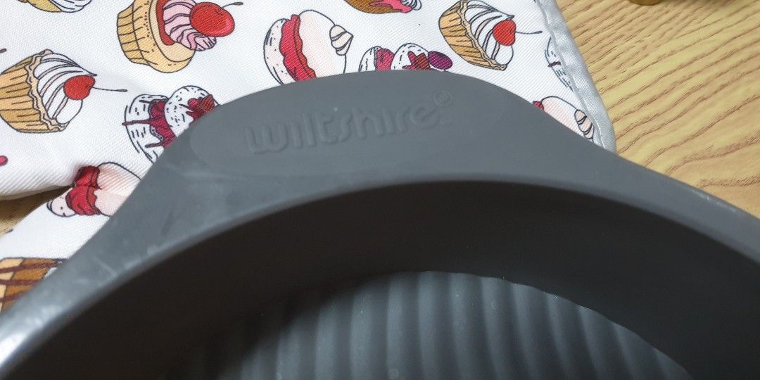 Bakeware (Category: Bakeware) located in Singapore. Submitted by rohani.tyler (Listing ID 1245933747, Image 3). Description: Grey, silicone bakeware.