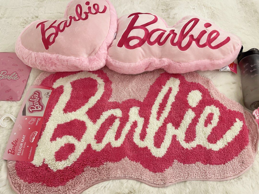 現貨Barbie Miniso floor mat 地墊, 傢俬＆家居, 家居裝飾, 地氊