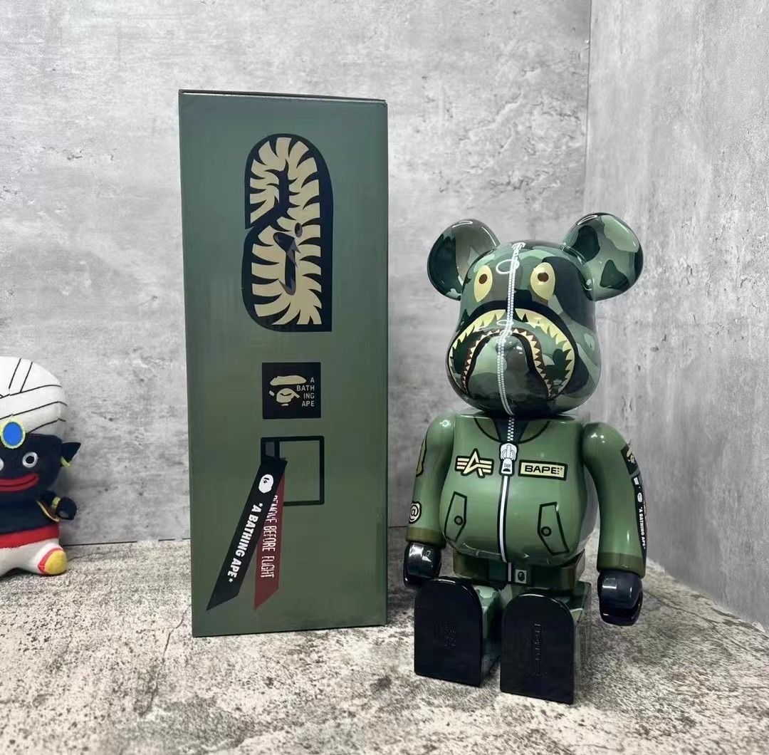 BE@RBRICK x BAPE x ALPHA 飛行員迷彩鯊魚400% 潮流公仔, 興趣及遊戲