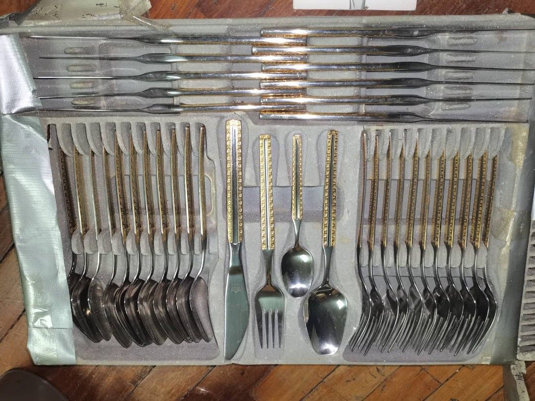 24k gold Bestecke Sbs Solingen 72 pcs (Category: Other Kitchenware & Tableware) located in Quezon City. Submitted by cmvbbell5 (Listing ID 1245637190, Image 2). Description: Bestecke Solingen SBS 72PCS SET 24k gold plated With certificate With Samsung attache case.