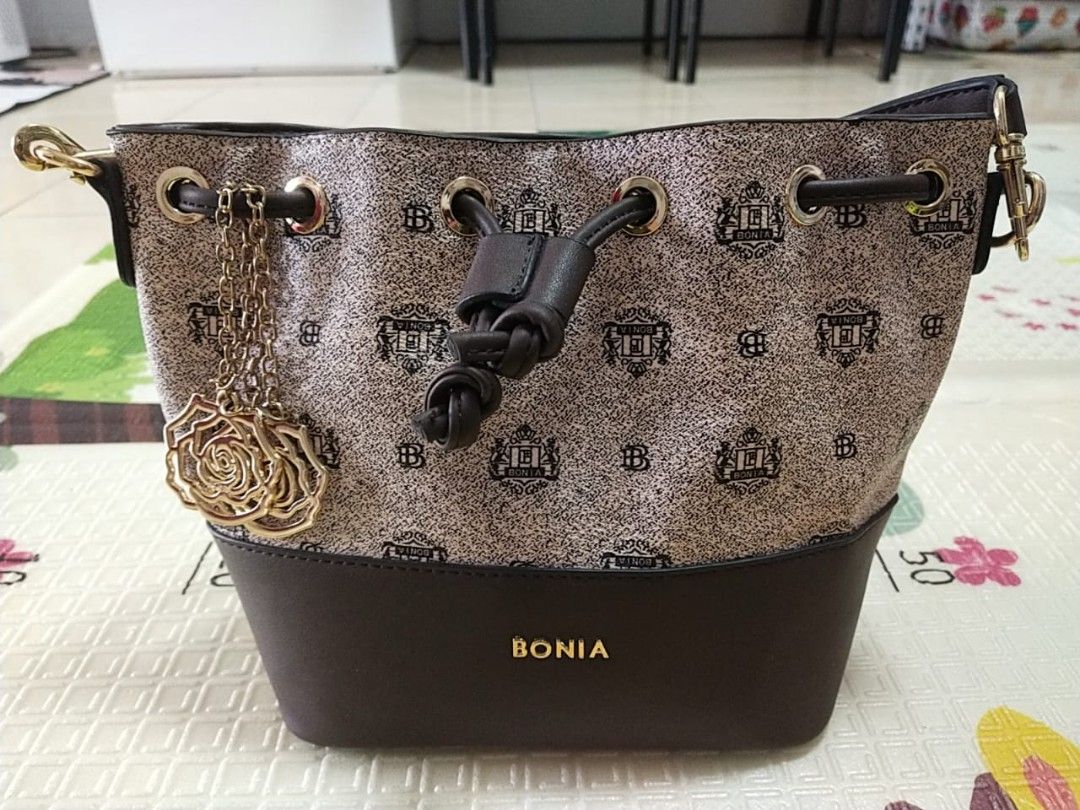 Bonia beg top