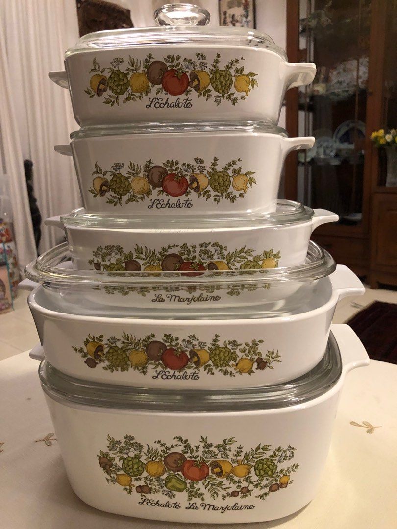 Corning ware (Category: Other Kitchen Appliances) located in Singapore. Submitted by gingerbread19 (Listing ID 1245979040, Image 1). Description: Free delivery . Price negotiable .