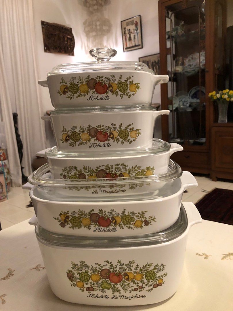 Corning ware (Category: Other Kitchen Appliances) located in Singapore. Submitted by gingerbread19 (Listing ID 1245979040, Image 2). Description: Free delivery . Price negotiable .
