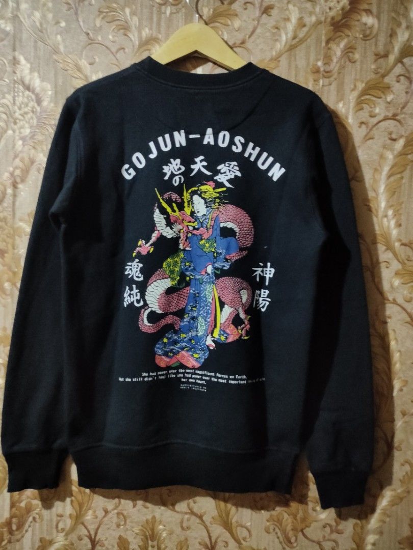 CREWNECK MOXIEINC, Fesyen Pria, Pakaian Baju Luaran di Carousell