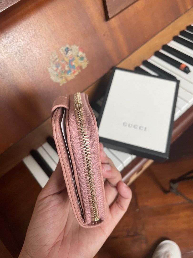 Gucci wallet (Category: Luxury Bags & Wallets) located in Muntinlupa City. Submitted by tin09uy (Listing ID 1245856562, Image 2). Description: Twice plng nagagamit Rfs d masiado nagagamit tambak lng message for faster transaction Pink Bifold gg wallet.