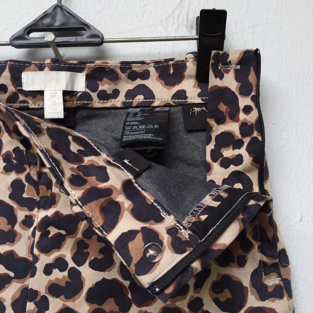 H&M leopard pants, Fesyen Wanita, Pakaian Wanita, Bawahan di Carousell