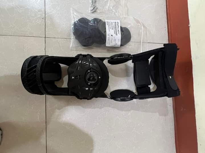 Knee brace (Category: Other Assistive Aids) located in Manila. Submitted by calmdolphin.87b0e4 (Listing ID 1245944642, Image 3). Description: KNEE BRACE M4S COMPORT 🔴 LEFT MEDIUM 🔴Knee Brace 🔴SPORTHOMEDIC 🔴PRE LOVE PRICE: 2500 GOOD AS NEW CASH ON DELIVERY IMPORT GOODS.