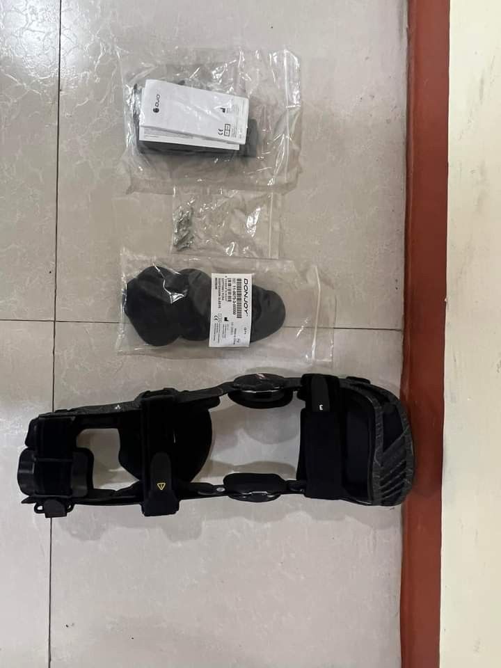Knee brace (Category: Other Assistive Aids) located in Manila. Submitted by calmdolphin.87b0e4 (Listing ID 1245944642, Image 2). Description: KNEE BRACE M4S COMPORT 🔴 LEFT MEDIUM 🔴Knee Brace 🔴SPORTHOMEDIC 🔴PRE LOVE PRICE: 2500 GOOD AS NEW CASH ON DELIVERY IMPORT GOODS.