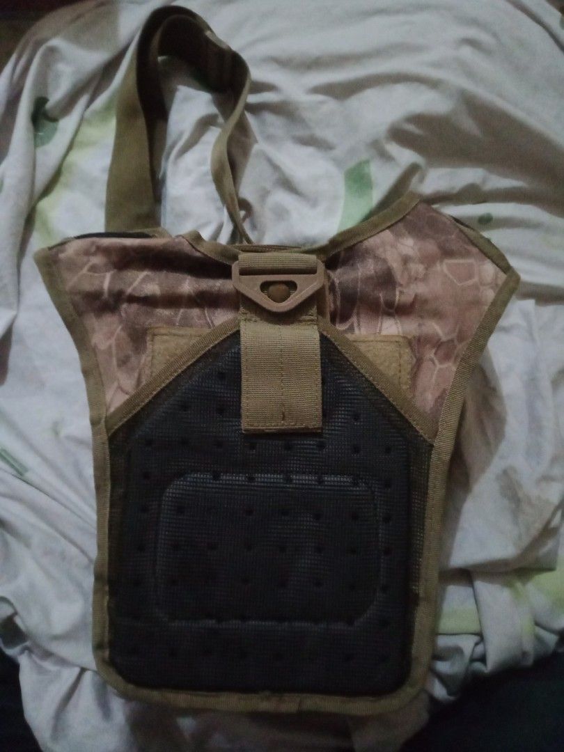 Light Camouflage Body Bag (Category: Cross-body Bags) located in Paranaque City. Submitted by _andreaaaa13 (Listing ID 1245951254, Image 2). Description: Unisex Light Camouflage Body Bag Spacious body bag that can use for everyday, working bag, and travelling. - 6 zippers - Has back compartment - Adjustable Strap - Good Quality Material Please don't hesitate if you have questions or inquiries..
