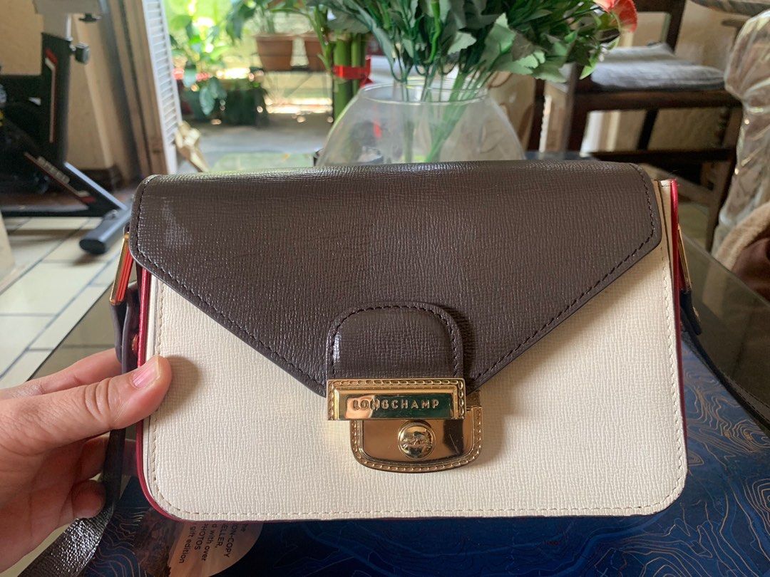 Longchamp box trot body bag original (Category: Luxury Bags & Wallets) located in Las Pinas. Submitted by mikeescorner (Listing ID 1245796143, Image 1). Description: Still available!!! Original Longchamp box trot body bag Small size Old style but very cute! Bought for 8k RFS- will buy new style.