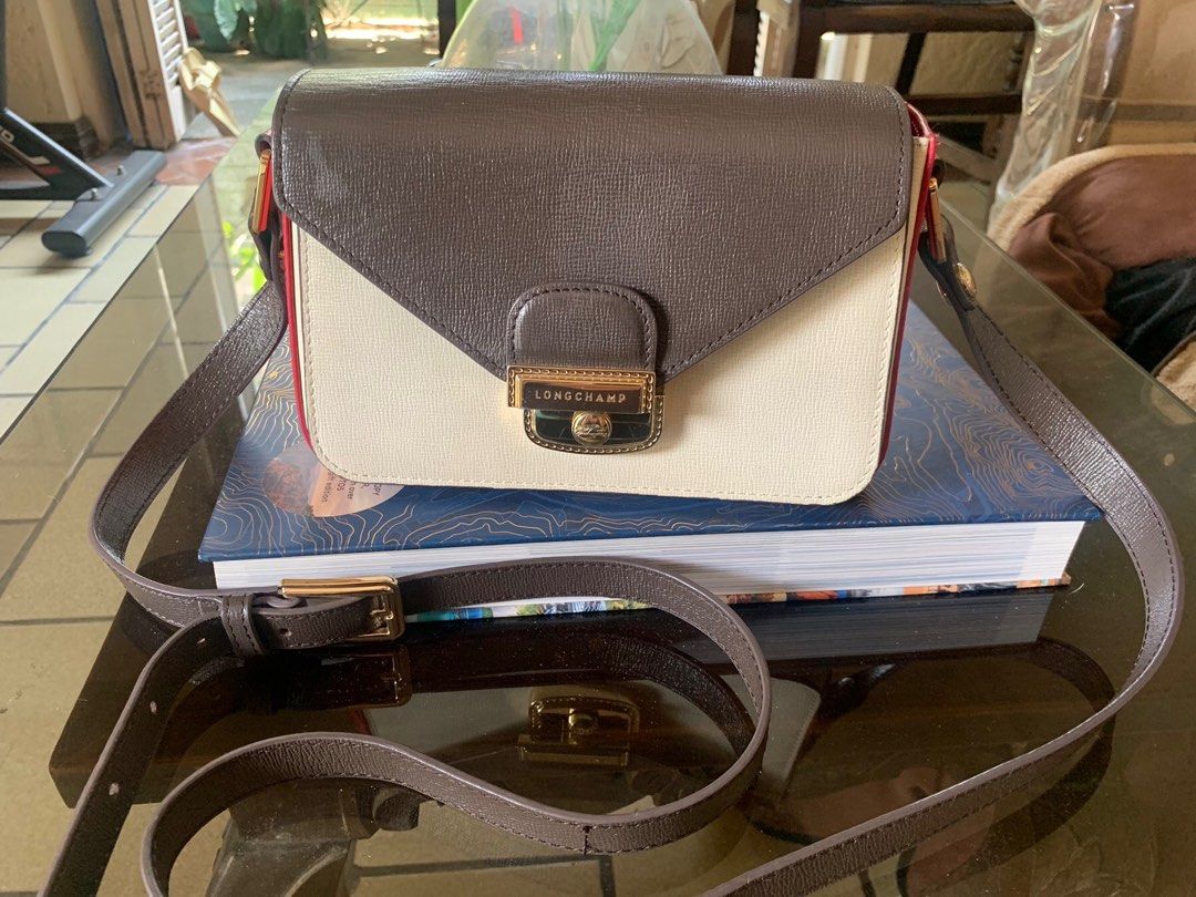Longchamp box trot body bag original (Category: Luxury Bags & Wallets) located in Las Pinas. Submitted by mikeescorner (Listing ID 1245796143, Image 2). Description: Still available!!! Original Longchamp box trot body bag Small size Old style but very cute! Bought for 8k RFS- will buy new style.