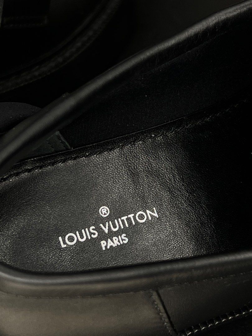 LOUIS VUITTON ACADEMY SANDALS. Size 39(US 9).