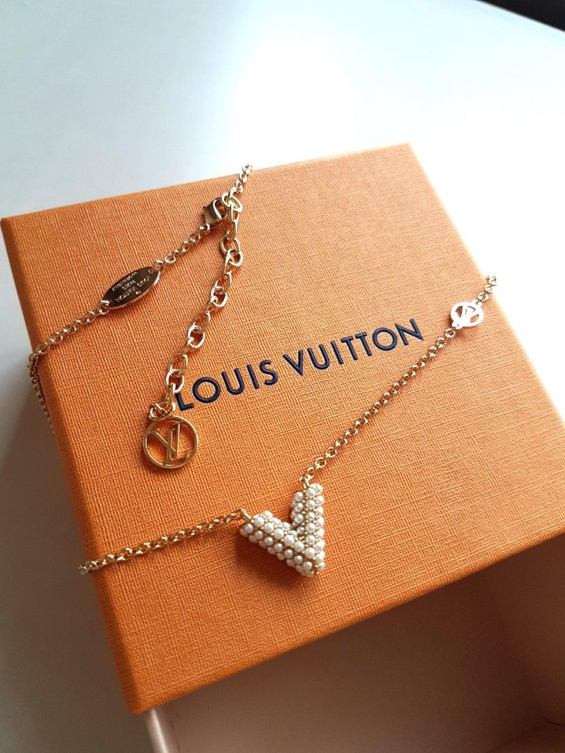 Louis Vuitton - Authenticated Essential V Necklace - Metal Gold for Women, Good Condition