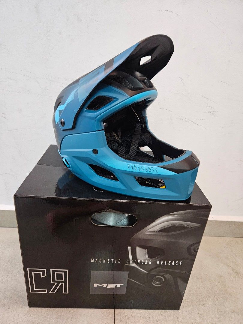 MET PARACHUTE MCR (size s), Sports Equipment, Bicycles Parts