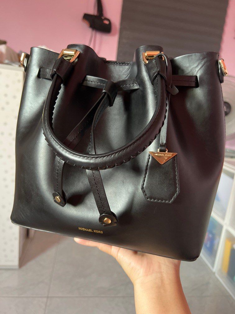 Michael Kors Women's Medium Blakely Bucket Bag Leather Shoulder - Black : Michael  Kors: Amazon.in: Shoes & Handbags