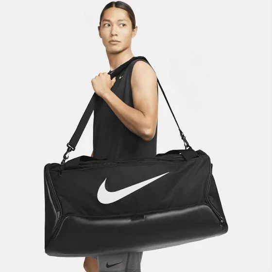 Nike sling bag hotsell size