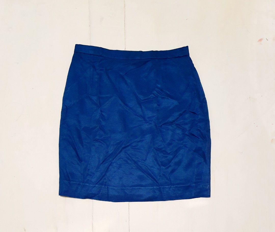 Office skirt/school uniform (Category: Skirts) located in Las Pinas. Submitted by cherry_luvs_dresses (Listing ID 1245946665, Image 2). Description: in very good condition medium sIze size 28-30 uniform/office skirt.