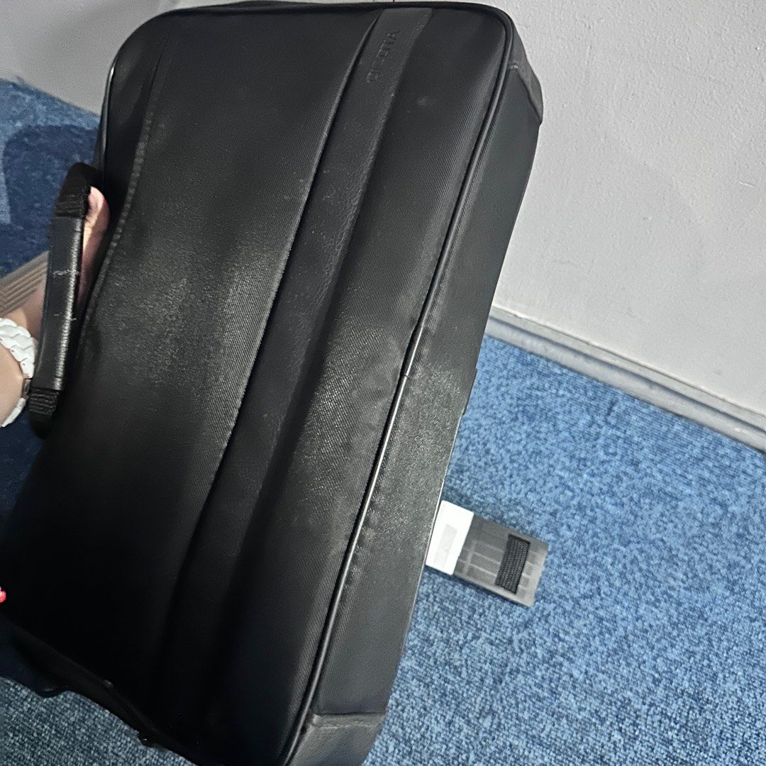 Original Laptop Bag (Lenovo) (Category: Sling Bags) located in Manila. Submitted by preloveditemph (Listing ID 1245956429, Image 3). Description: Di nagamit simula nabili yung lenovo laptop bag Nakatabi lang sa cabinet.