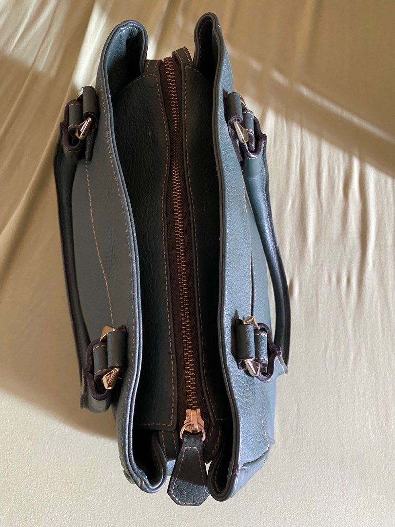 Preloved Green bag (Category: Shoulder Bags) located in Taytay. Submitted by kim_da_mi (Listing ID 1245812116, Image 3). Description: all goods pa seldom used ko to nice color in actual wala nman flaws signs of use lang dami compartment malinis loob pm me.
