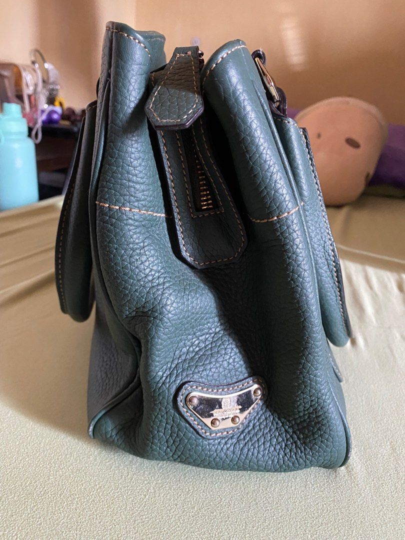 Preloved Green bag (Category: Shoulder Bags) located in Taytay. Submitted by kim_da_mi (Listing ID 1245812116, Image 2). Description: all goods pa seldom used ko to nice color in actual wala nman flaws signs of use lang dami compartment malinis loob pm me.