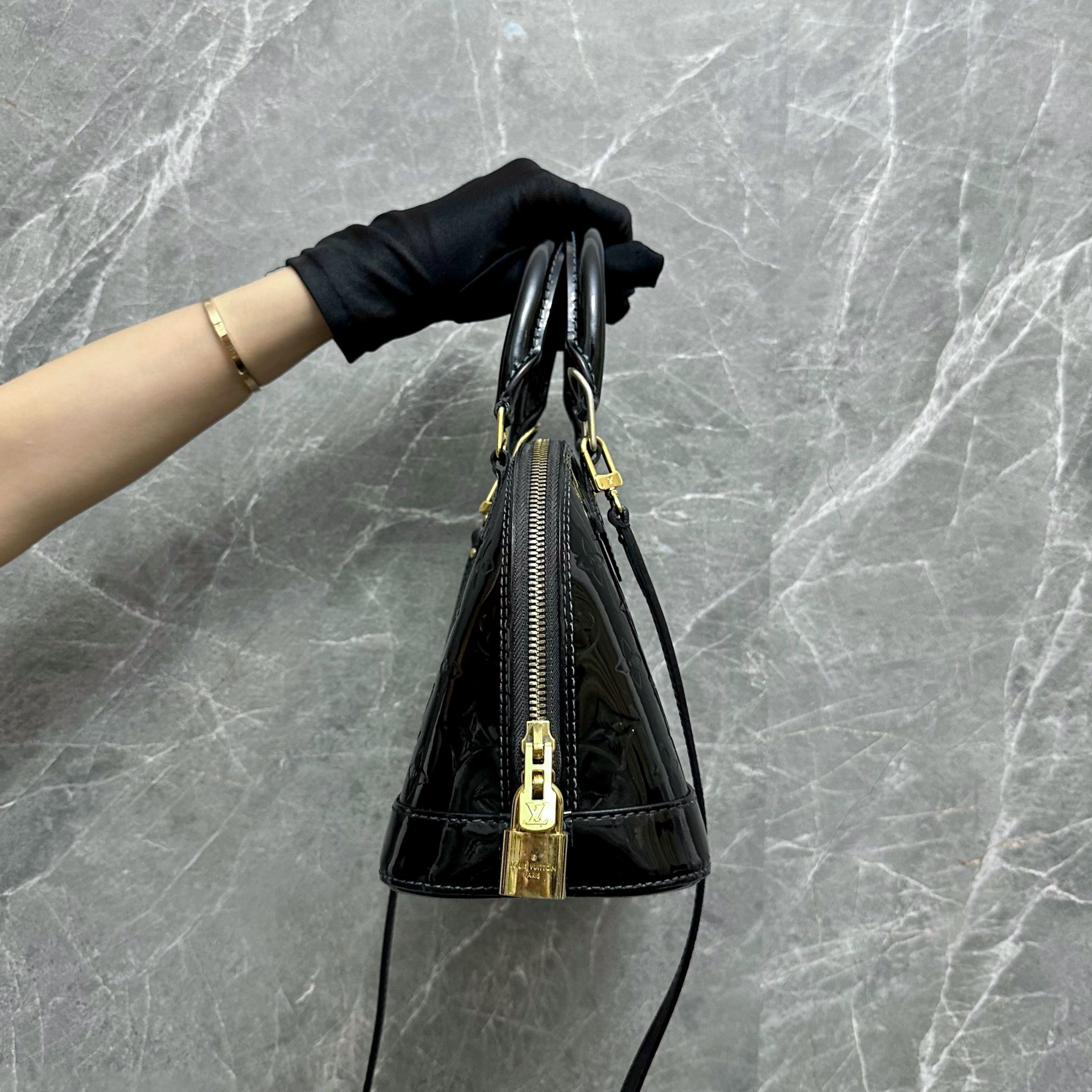 Louis Vuitton Vernis Alma BB Golden Patent leather ref.161441 - Joli Closet