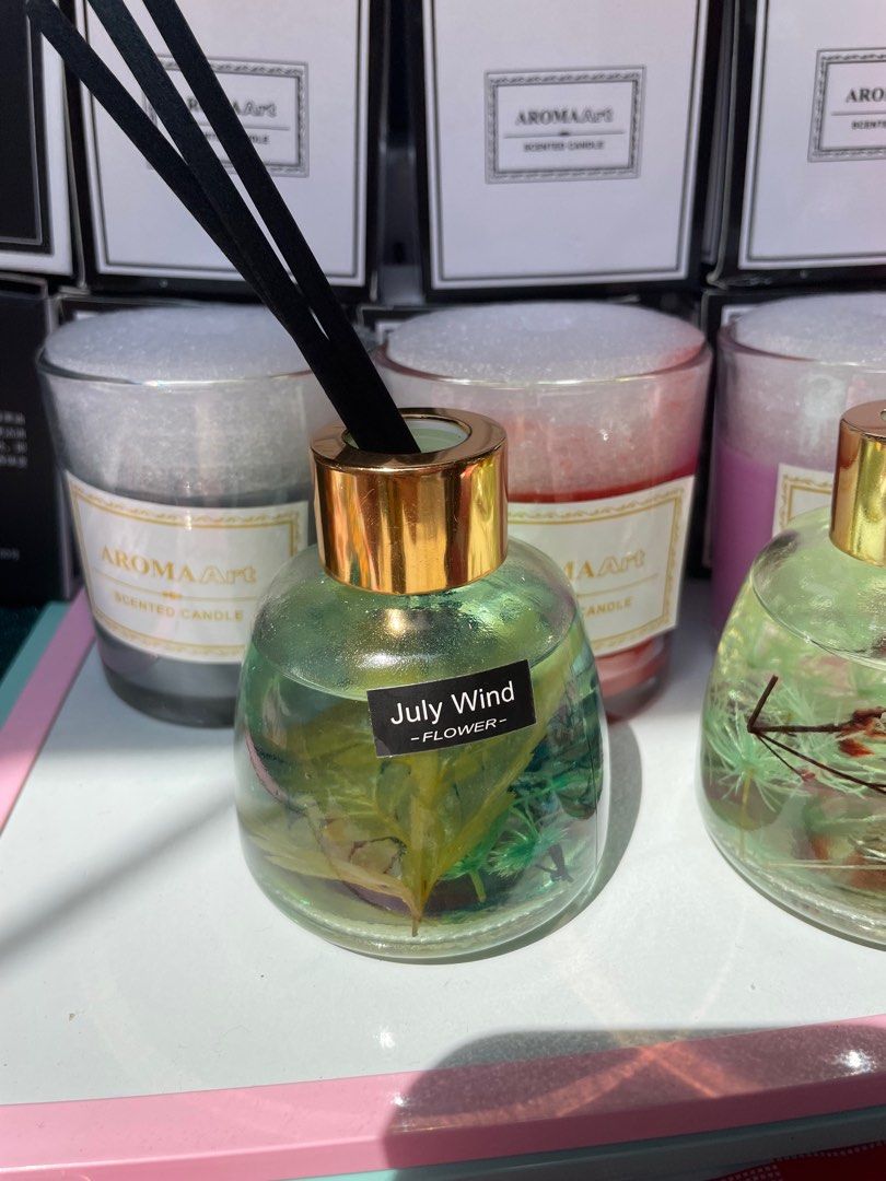 Reed diffuser (Category: Fragrance & Deodorants) located in Singapore. Submitted by wanderingpopo (Listing ID 1245855666, Image 3). Description: .