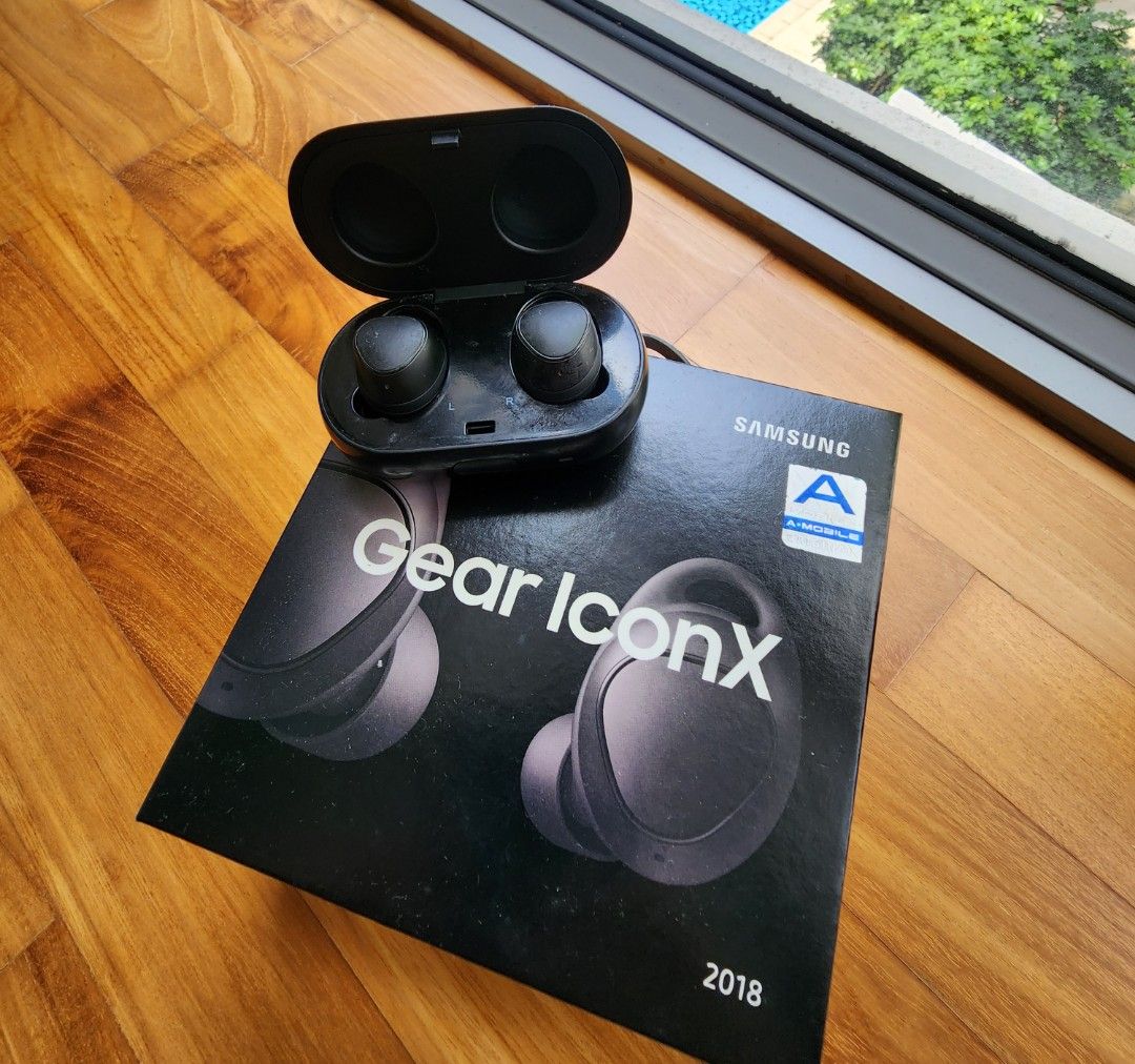 Samsung iconx 2018 earphones top