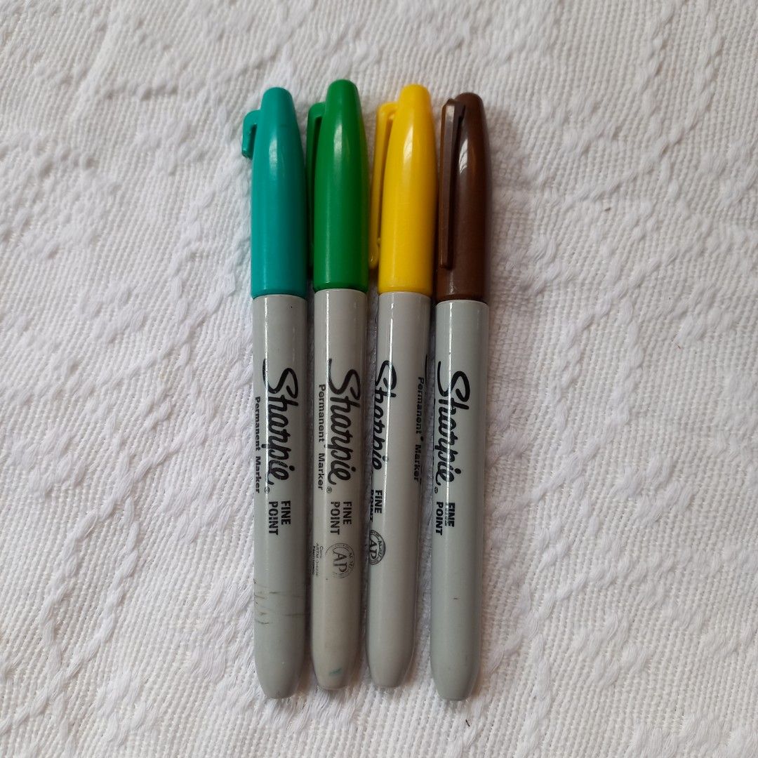 SHARPIE Fine Point Markers Set (Teal, Green, Yellow, Brown) (Category: Stationery & School Supplies) located in San Jose. Submitted by sparklyfinds (Listing ID 1245882210, Image 1). Description: -Teal: broken cap clip -Brown: fading ink Check out all stationery/writing materials in my listings: • MANUSCRIPT Modern Calligraphy Set with 2 nibs (https://carousell.app.link/9q9Xv11LXBb) • Three (3) Highlighter Set - Blue, Pink, Orange (https://carouse