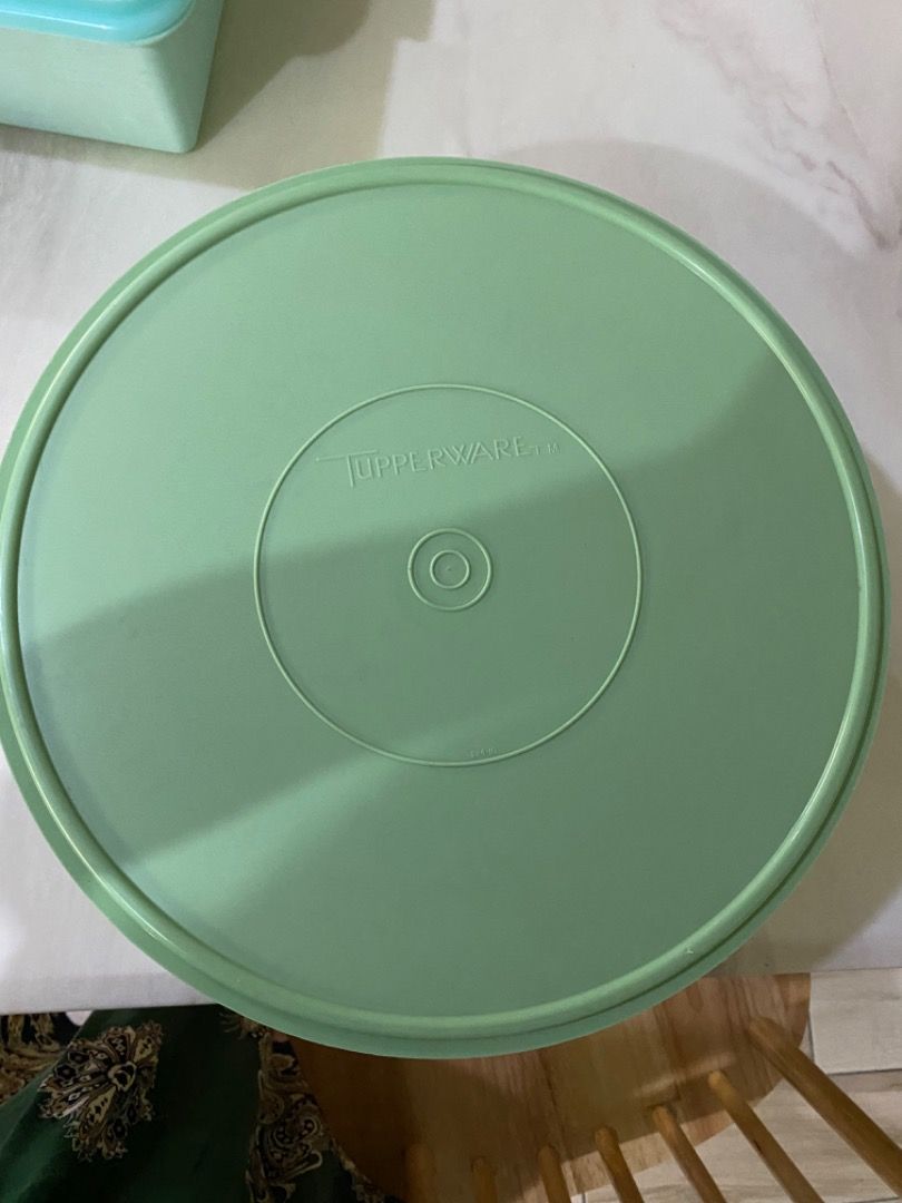 Tupperware round container, Furniture & Home Living, Kitchenware