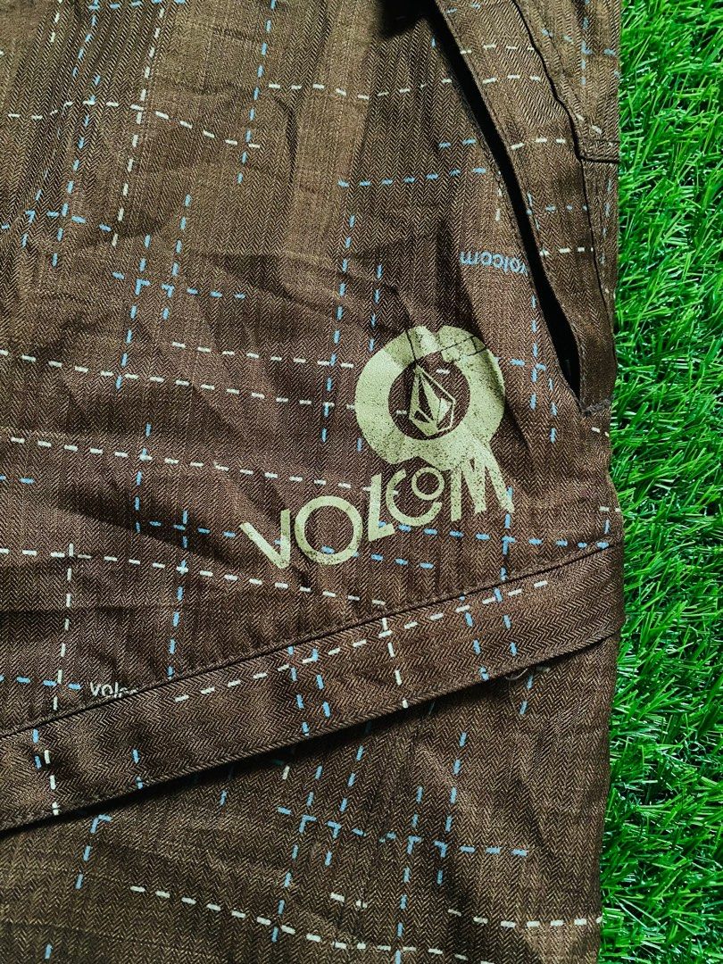 Volcom heavy pants (Category: Joggers) located in Brookes Point. Submitted by naughtyjokersthrift (Listing ID 1245901557, Image 2). Description: Volcom Heavy Pants Size 34x43 Inch dimensions multi pocket & zip Excellent Condition No issue .