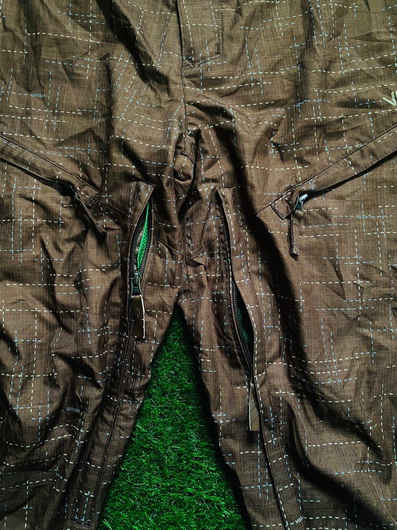 Volcom heavy pants (Category: Joggers) located in Brookes Point. Submitted by naughtyjokersthrift (Listing ID 1245901557, Image 3). Description: Volcom Heavy Pants Size 34x43 Inch dimensions multi pocket & zip Excellent Condition No issue .