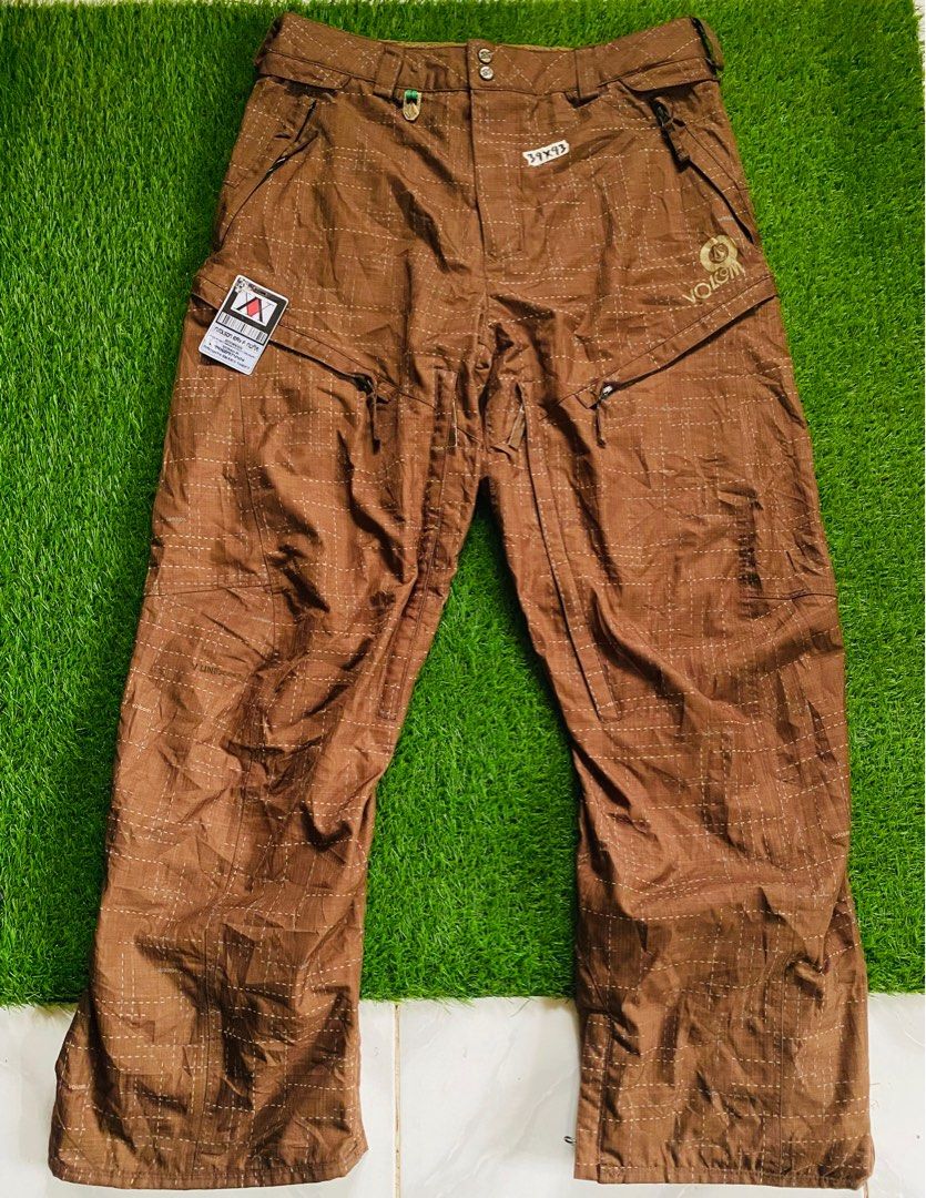 Volcom heavy pants (Category: Joggers) located in Brookes Point. Submitted by naughtyjokersthrift (Listing ID 1245901557, Image 1). Description: Volcom Heavy Pants Size 34x43 Inch dimensions multi pocket & zip Excellent Condition No issue .