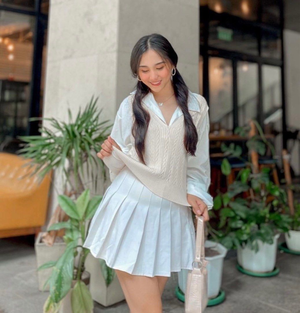 White skater skirt Women s Fashion Bottoms Skirts on Carousell